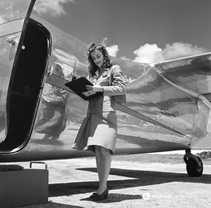 Стюардесса просматривает список пассажиров самолета British West Indian Airlines в международном аэропорту Пиарко в Пиарко, Тринидад, 1952 год.