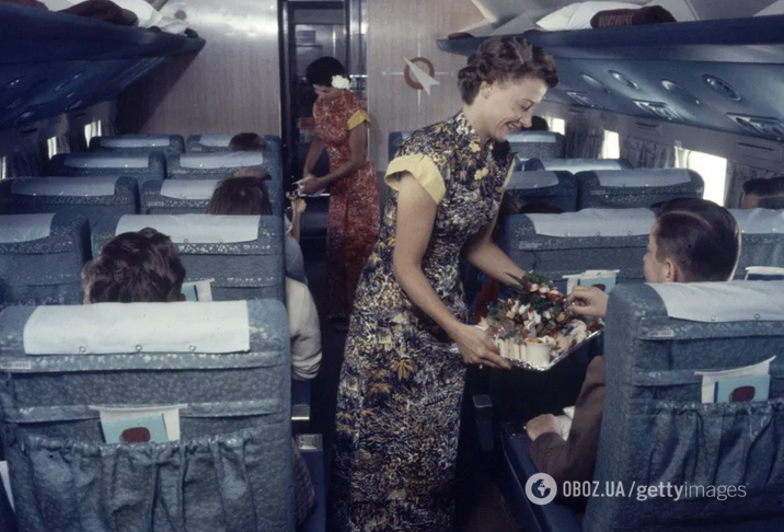Стюардеси подають їжу і напої пасажирам літака Japan Airlines в 1958 рік.