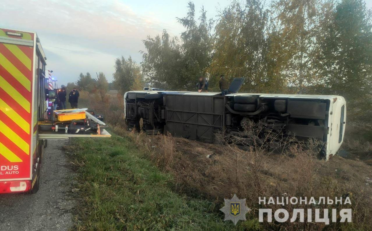 Автобус перекинувся на трасі Київ – Харків – Довжанський