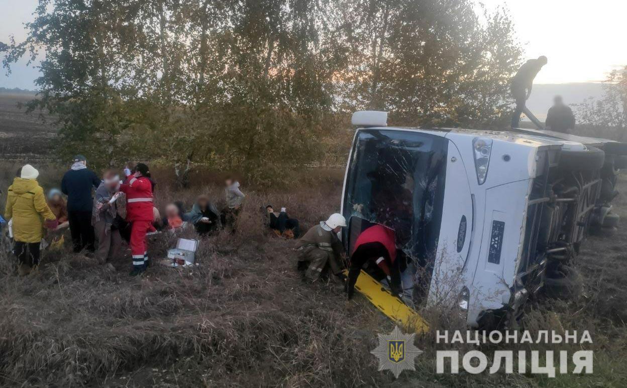 Водитель и 10 пассажиров пострадали в аварии