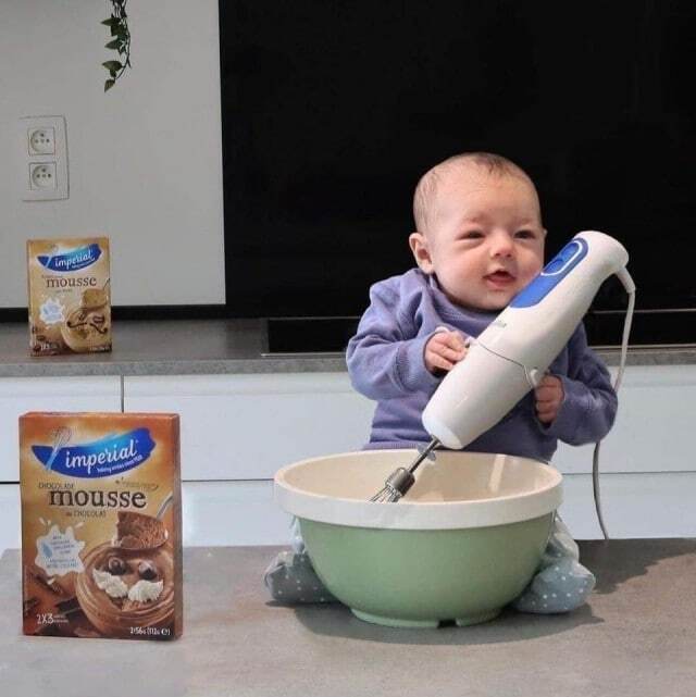 Малыш готовит