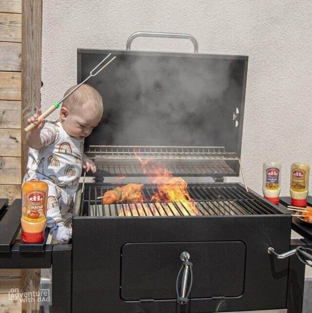 Папа поручил малышу приготовление мяса.