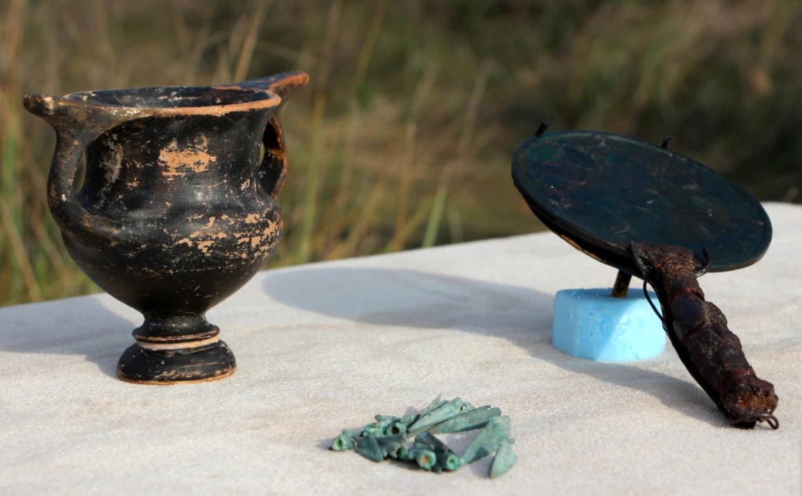 Канфар, наконечники стрел и зеркало, найденные в девяностые годы на Хортице во время раскопок скифских памятников.