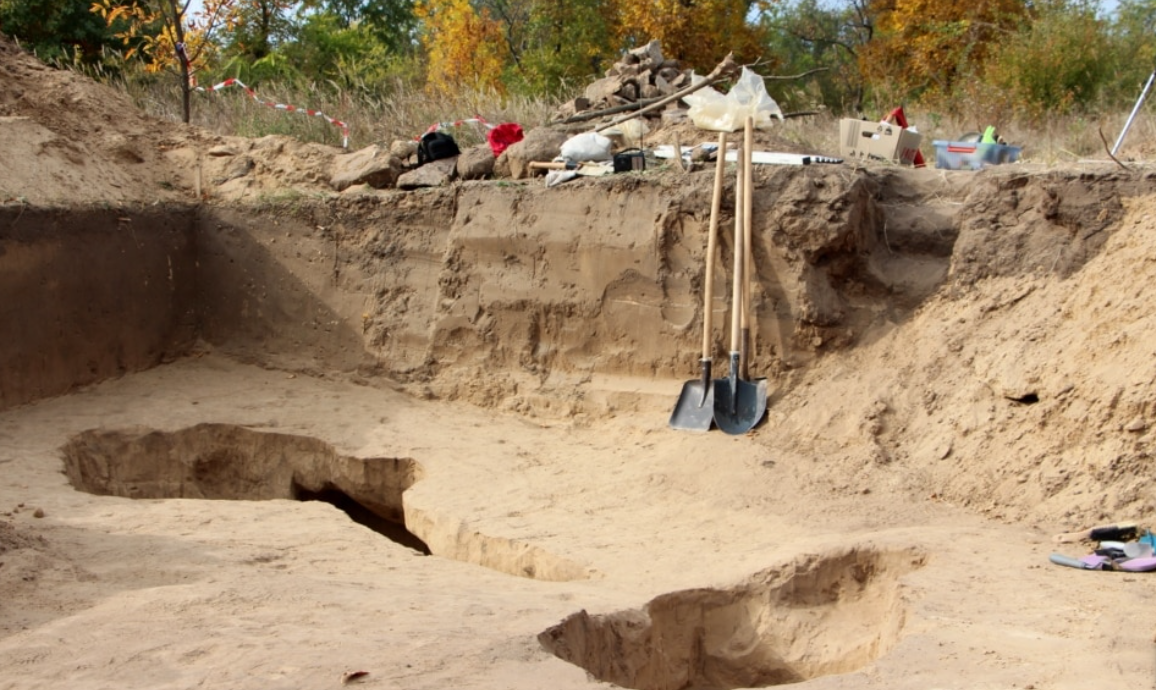 На раскопках скифского могильника на Хортице, октябрь 2021.