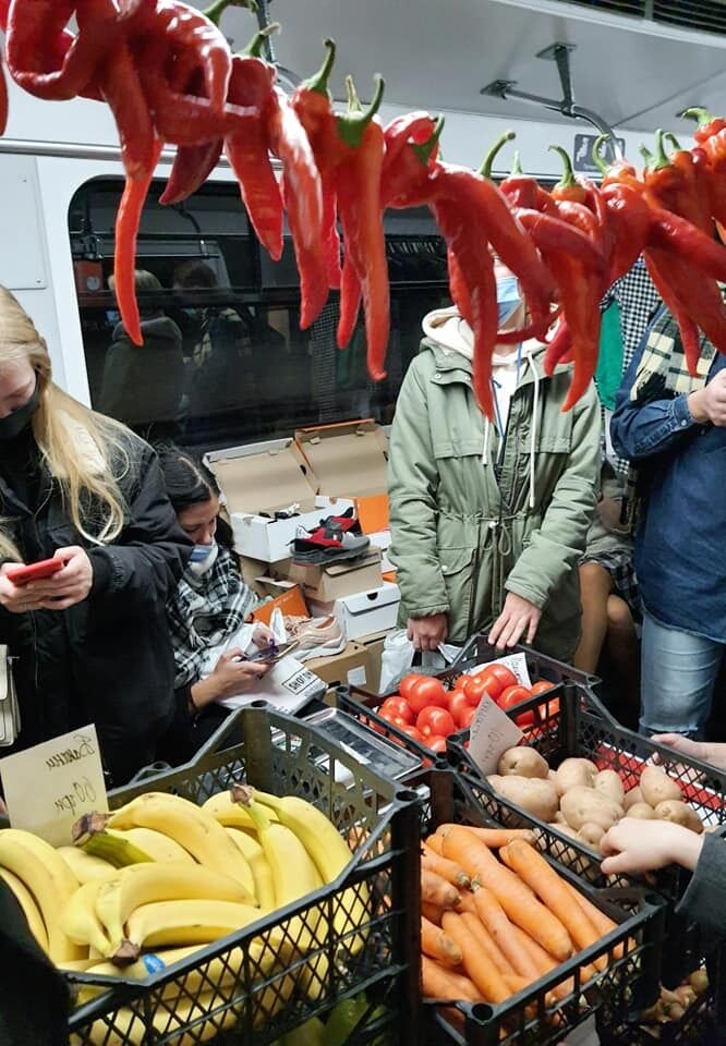 У метро працювала торгова точка.