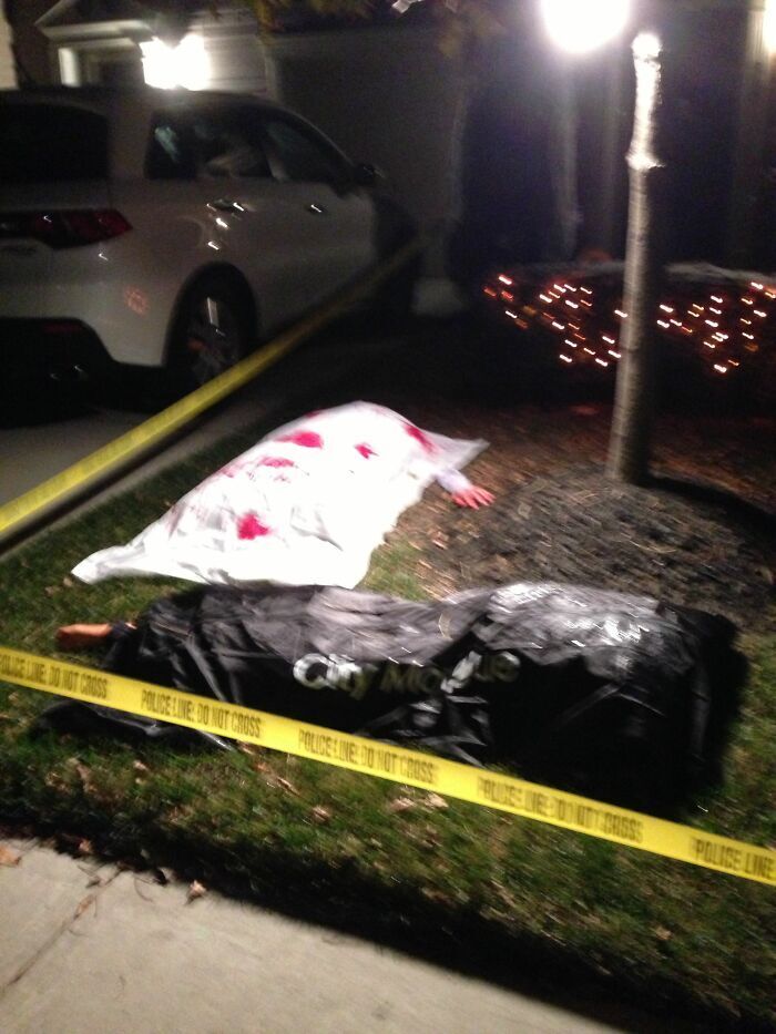 Мужчина сделал инсталляцию убийства на Хэллоуин.