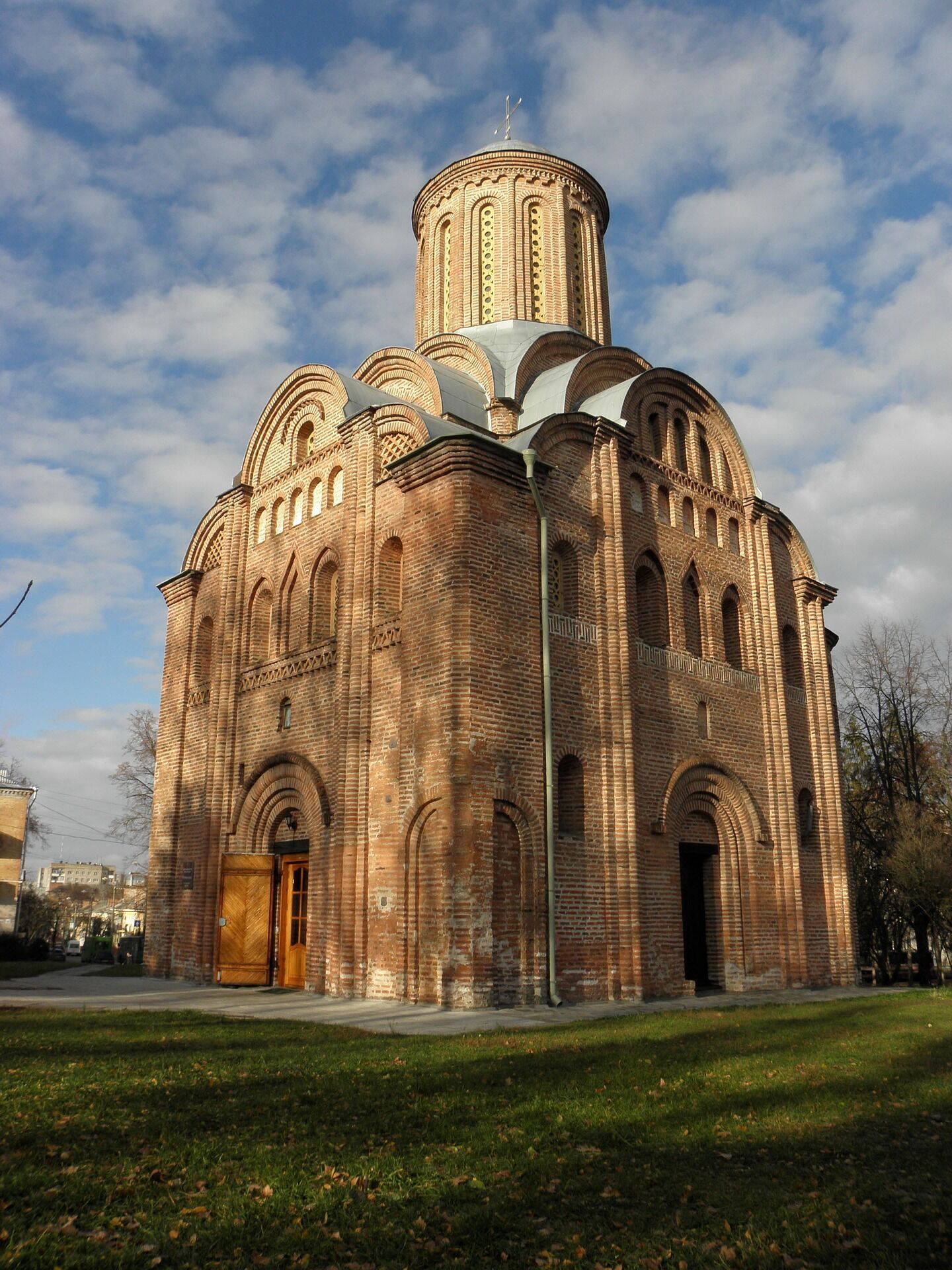 В Чернигове много старинных церквей.