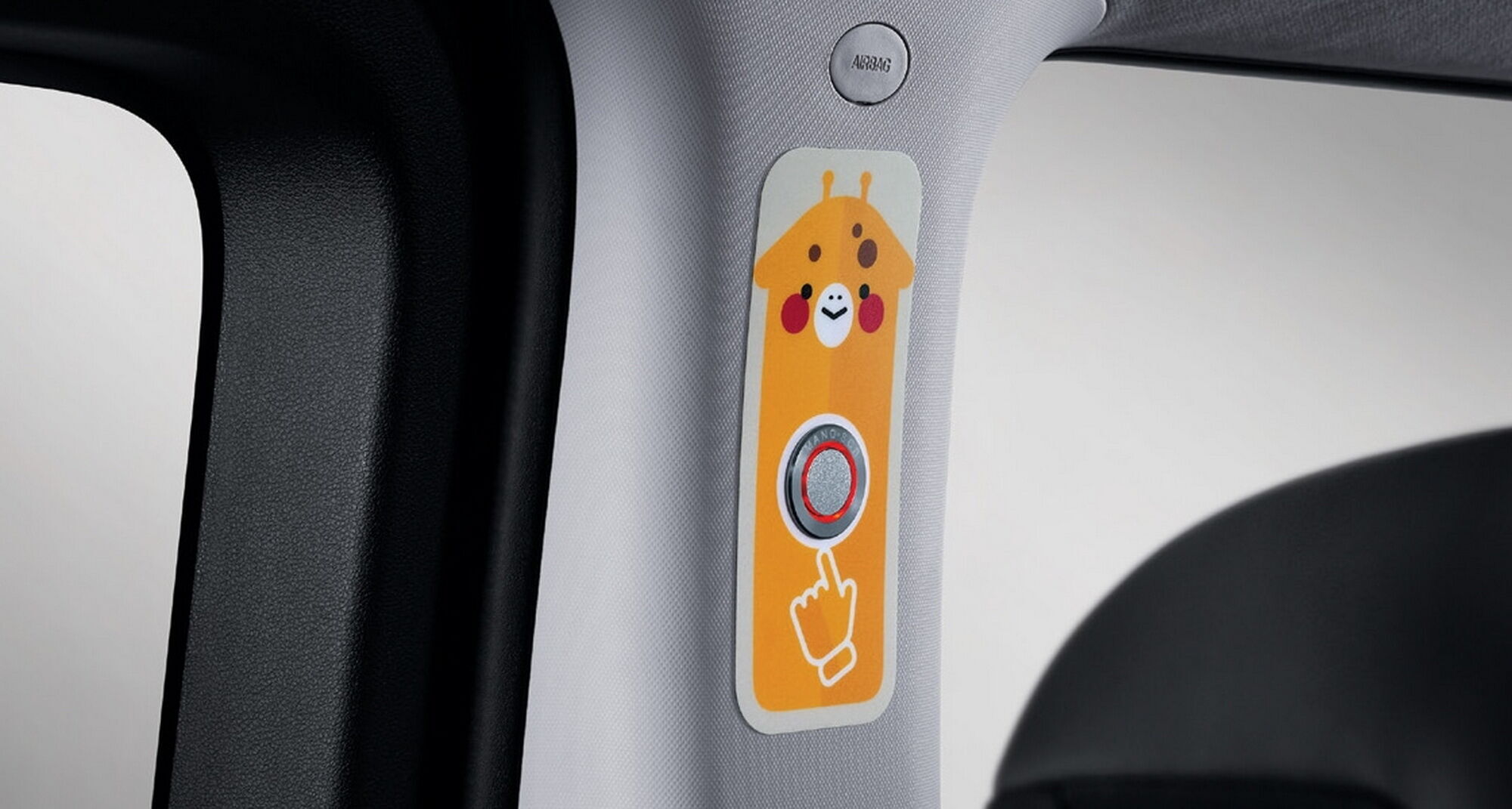 В салоне предусмотрели сигнальную кнопку, которая позволит случайно оставшемуся в машине ребенку открыть дверь и включить звуковую сигнализацию