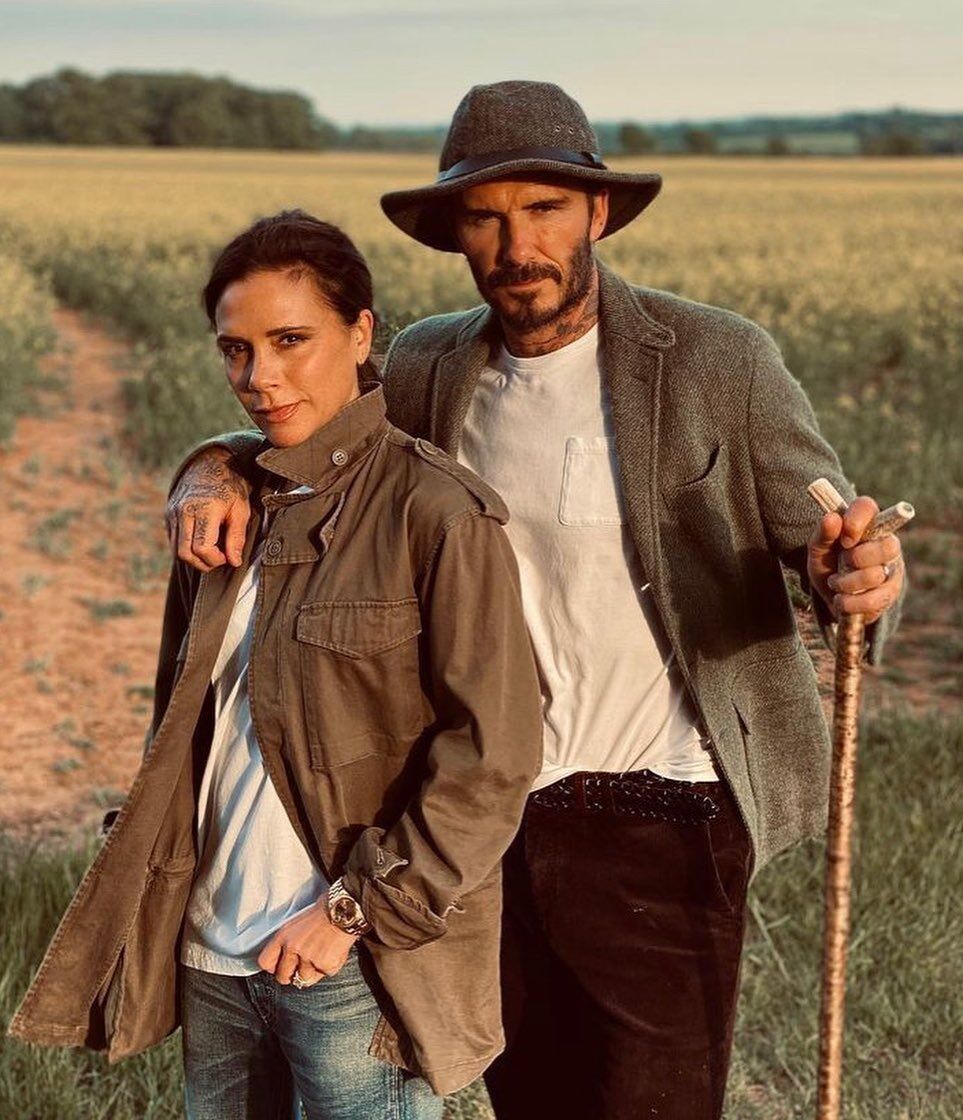 Дэвид и Виктория на фотосессии в поле.
