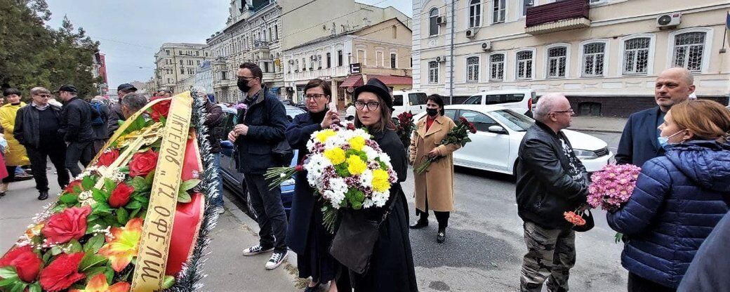 Фанати, знайомі та друзі музиканта прийшли провести його в останню путь