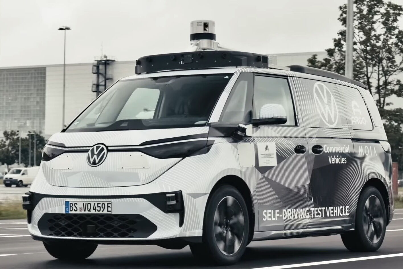 В настоящее время Volkswagen ведет тестовые испытания в Мюнхене беспилотного ID.Buzz