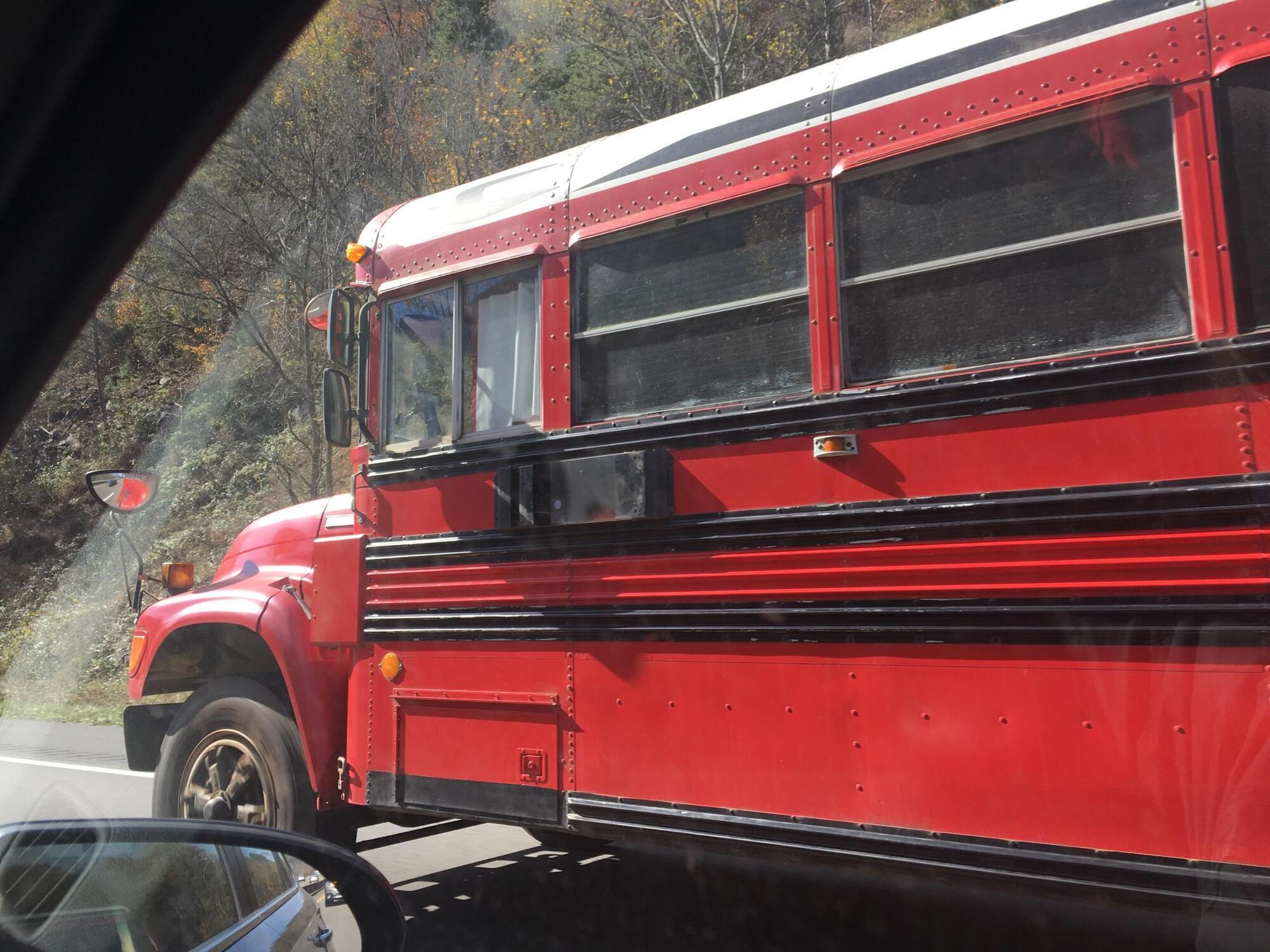 Красный школьный автобус