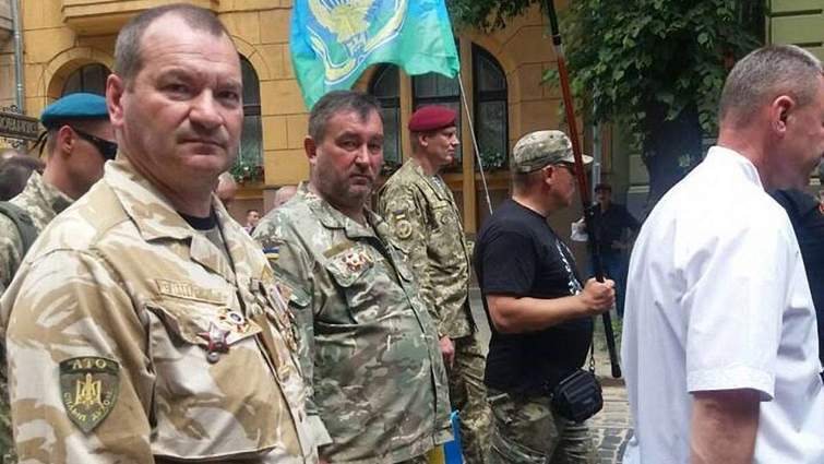 "Ледокол" (слева на переднем плане) неоднократно принимал участие в военных парадах во Львове