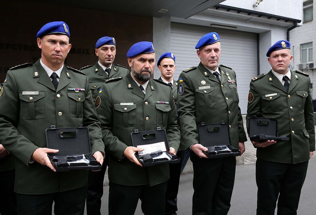 Отличием МВД Украины "Огнестрельное оружие" награждены военные