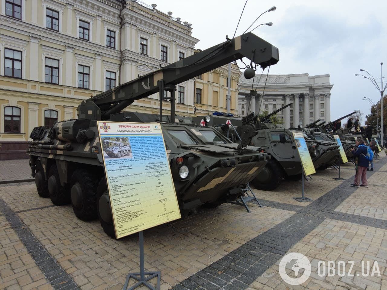 У Києві представили військову техніку.