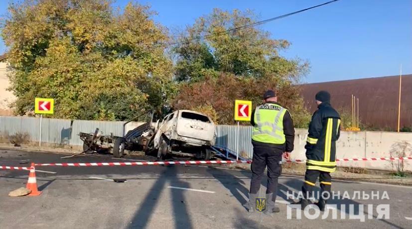 Авто після зіткнення спалахнуло.