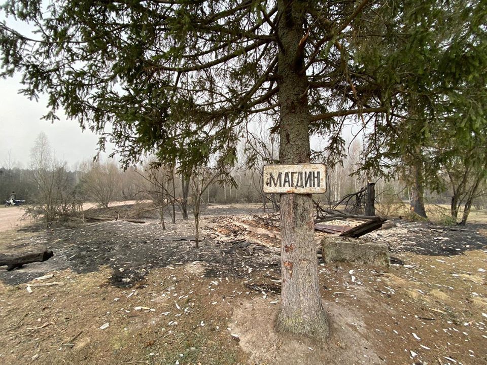 Спалені будинки та знак села Магдин Овруцького району