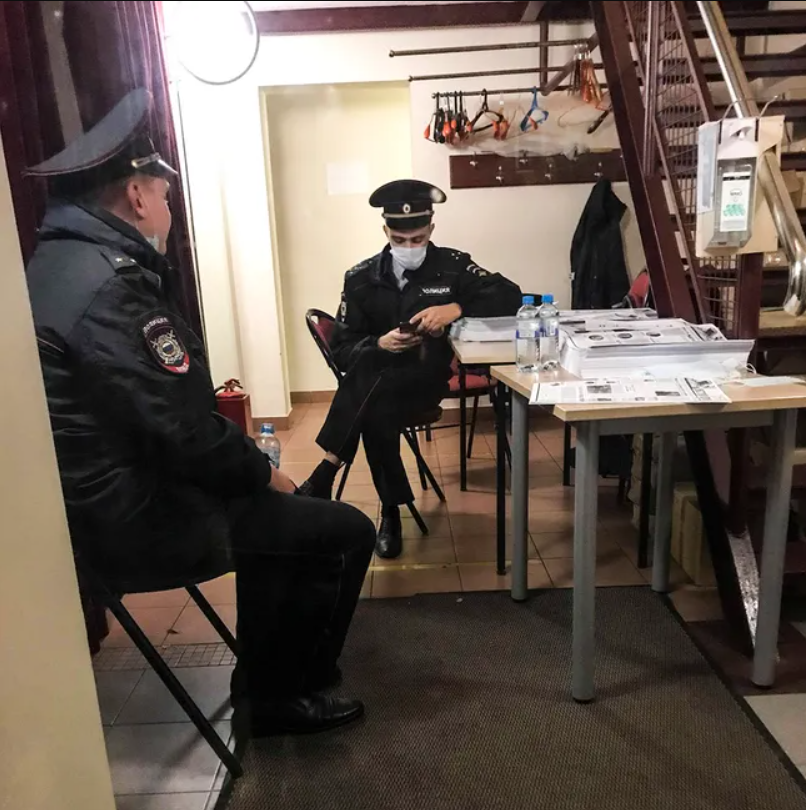 Полиция в офисе "Мемориала"