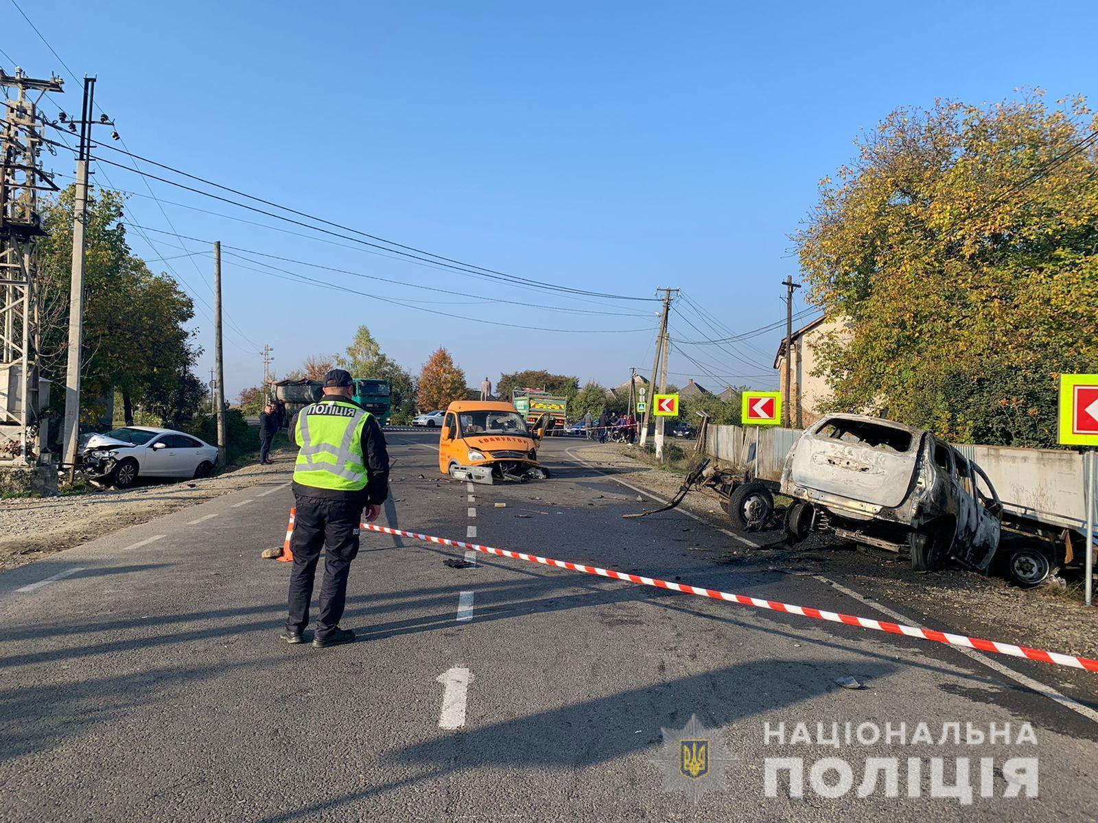 На месте ДТП проводятся следственные действия.