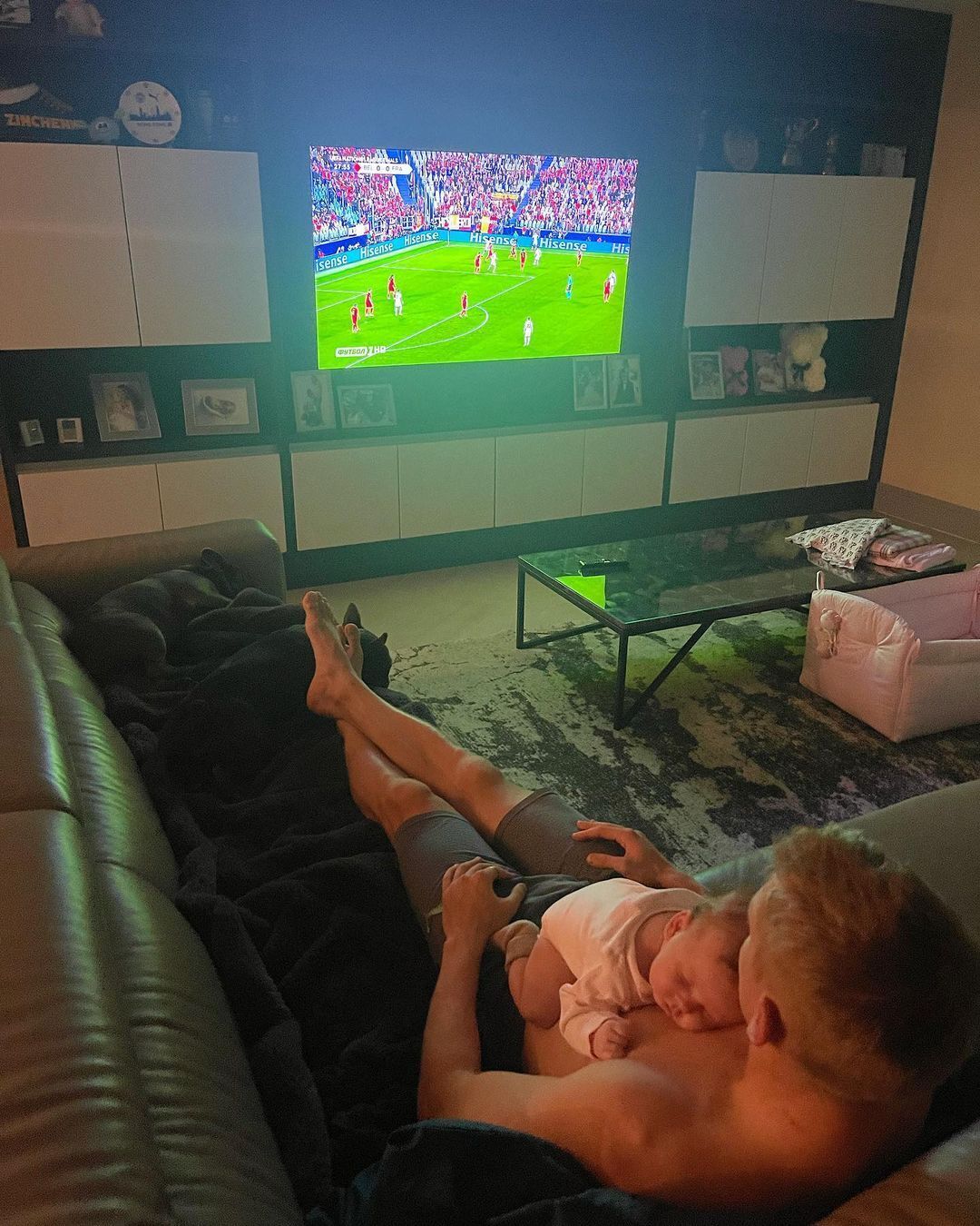 Александр Зинченко смотрит футбол с дочерью.