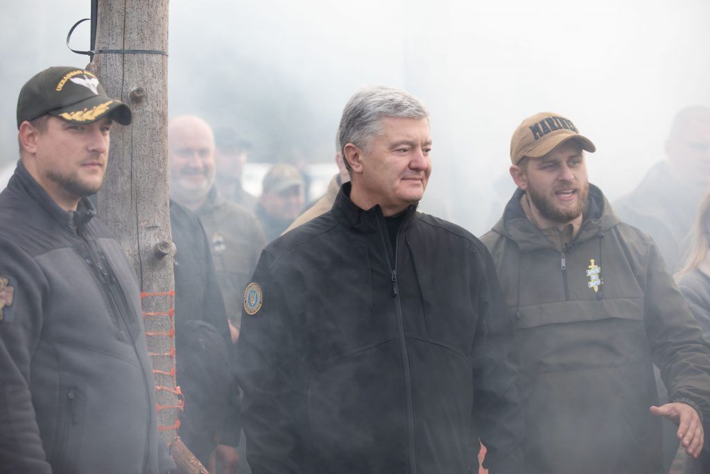 Ветеран війни на Донбасі вручив Порошенку іменну відзнаку. Фото