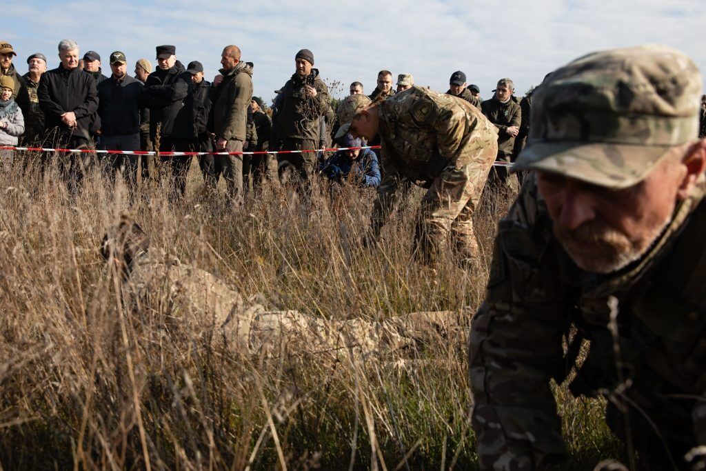 Ветеран війни на Донбасі вручив Порошенку іменну відзнаку. Фото