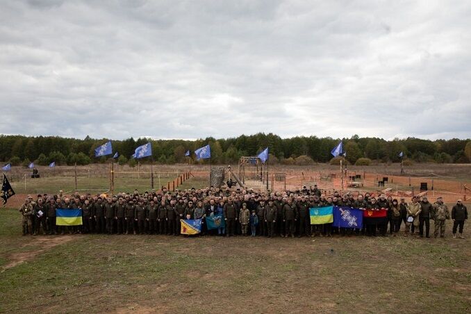 Ветеран війни на Донбасі вручив Порошенку іменну відзнаку. Фото