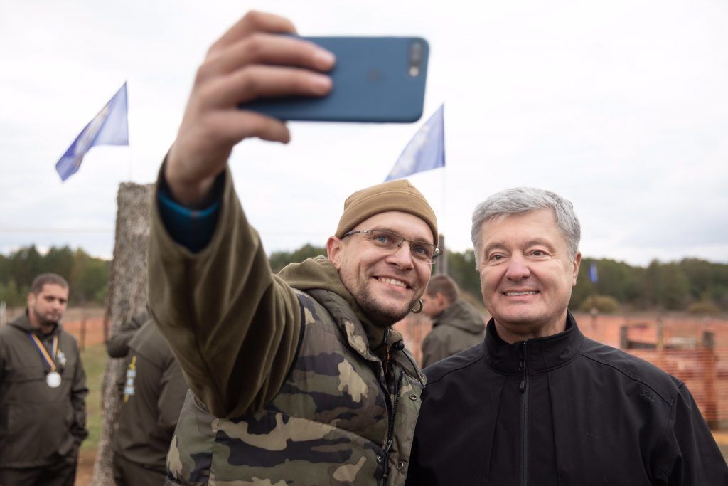 Ветеран войны в Донбассе вручил Порошенко именную награду. Фото