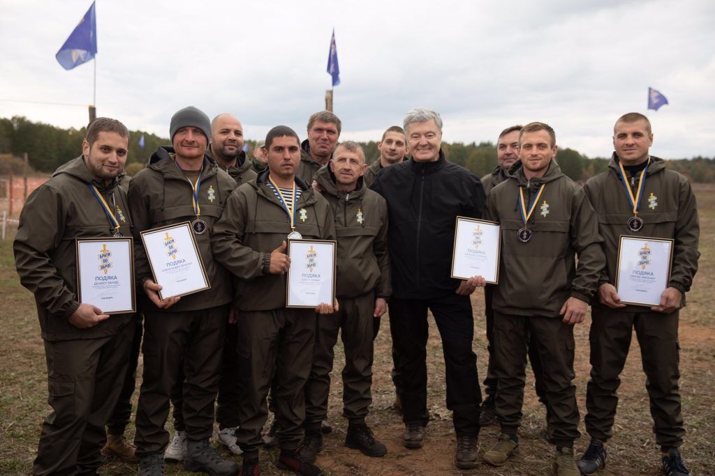 Ветеран войны в Донбассе вручил Порошенко именную награду. Фото