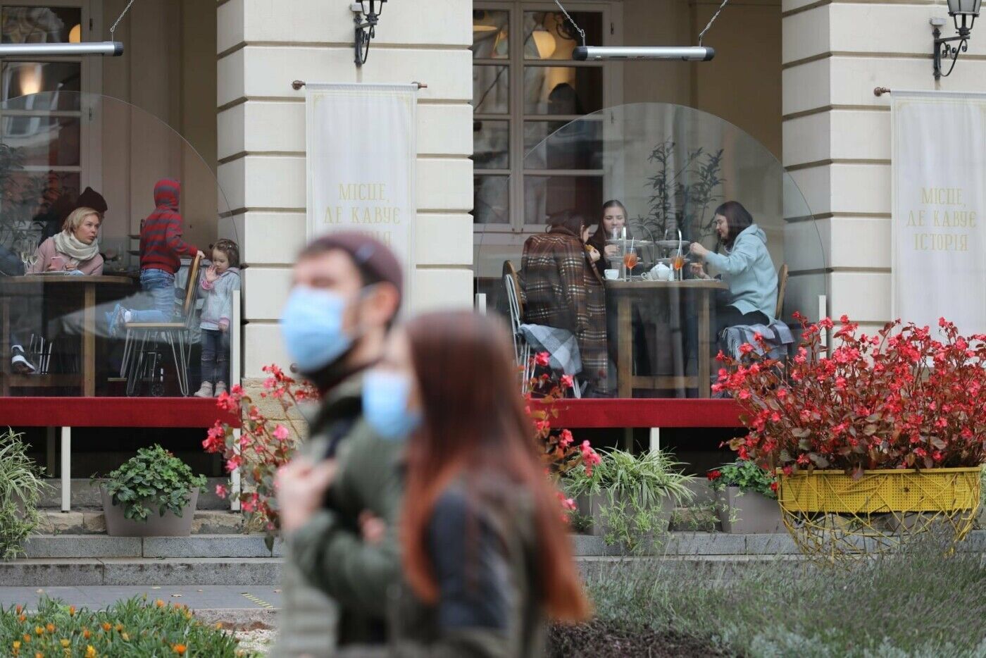 Работники и посетители должны быть вакцинированы, чтобы кафе и рестораны во Львове работали.