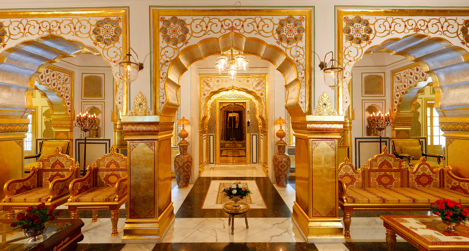 Номери готелю декоровані золотом, виробами зі слонової кістки та дорогоцінних каменів.