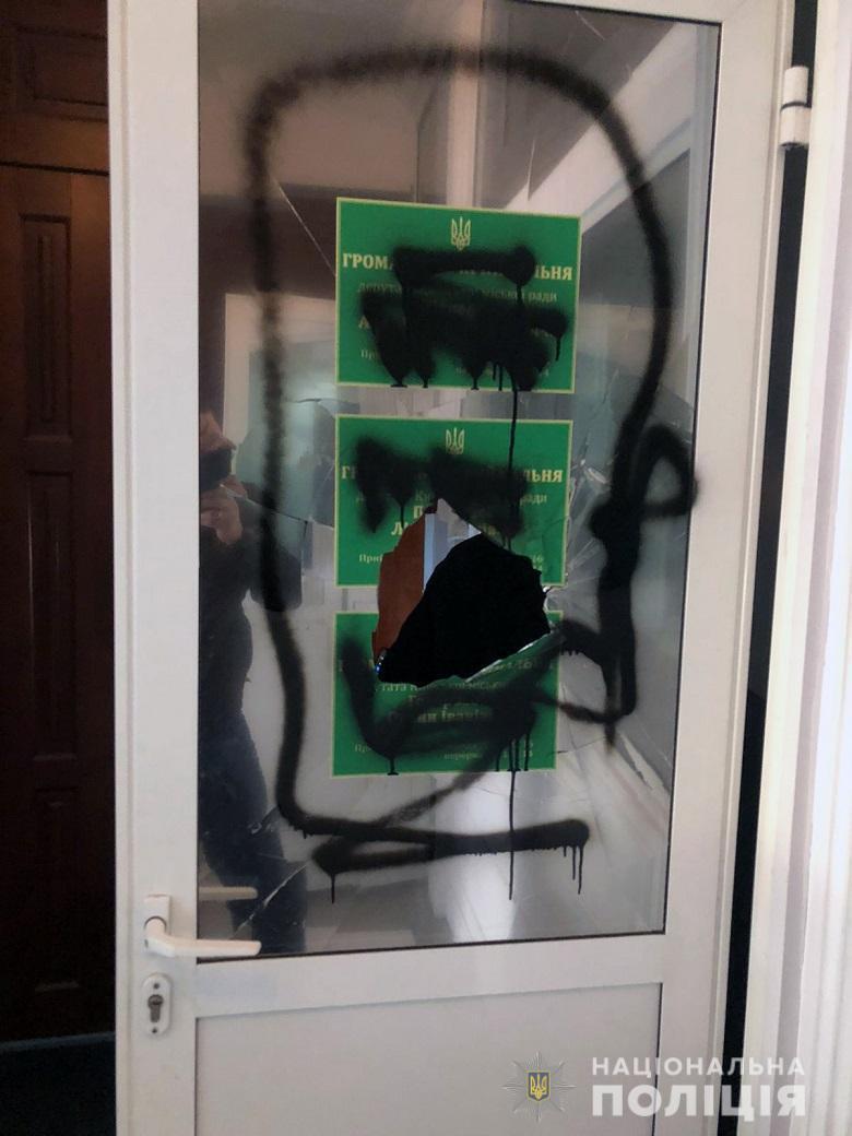 Мужчина разбил двери в приемной и раскрасил таблички краской.