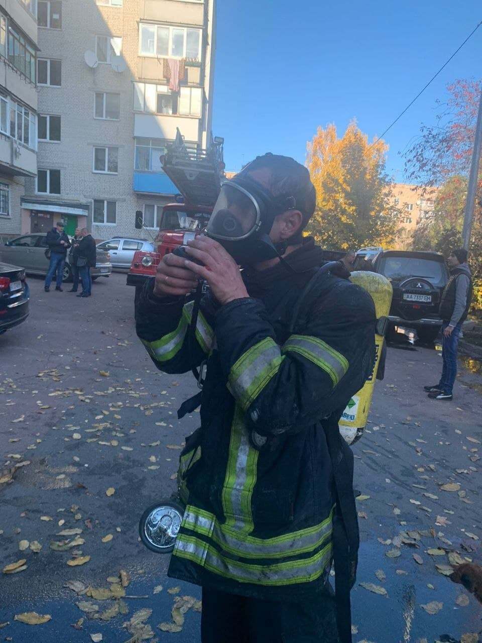 З будівлі винесли постраждалого чоловіка, але незабаром він помер