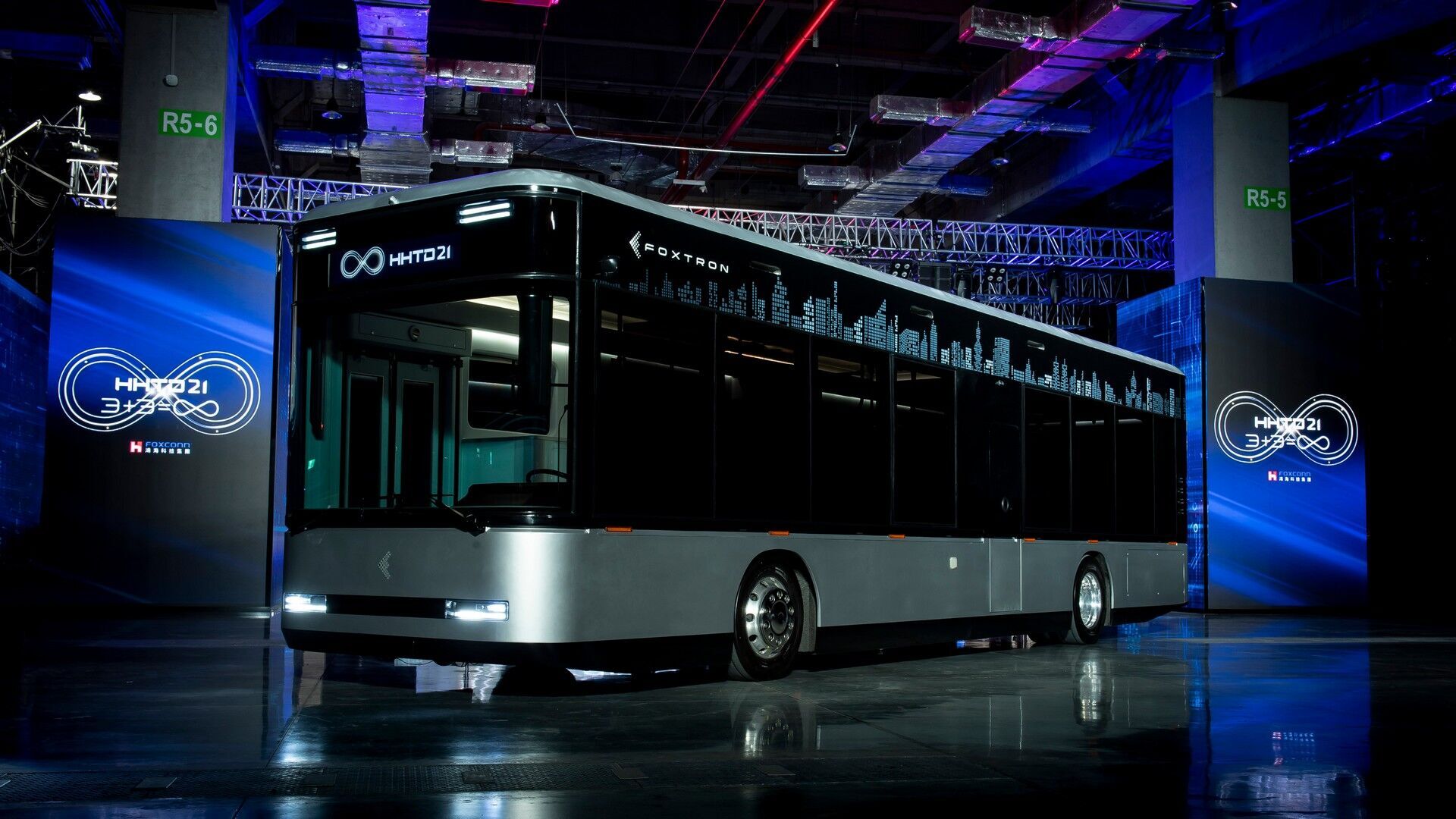 Еще одна перспективная новинка от бренда Foxtron – городской электробус Model T