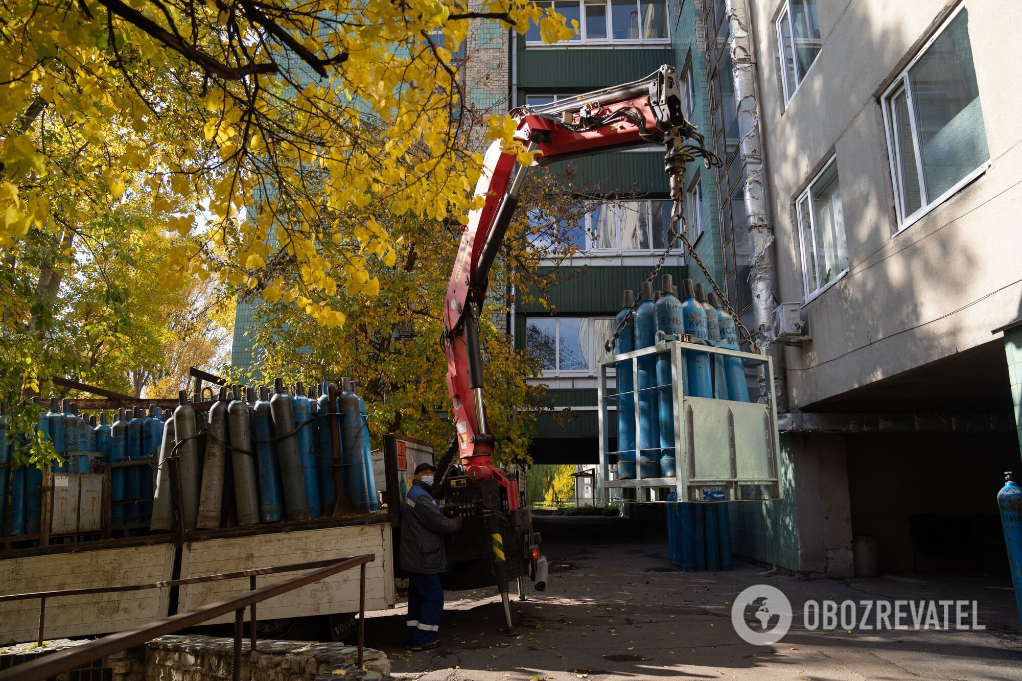 Балони доставляють за допомогою техніки