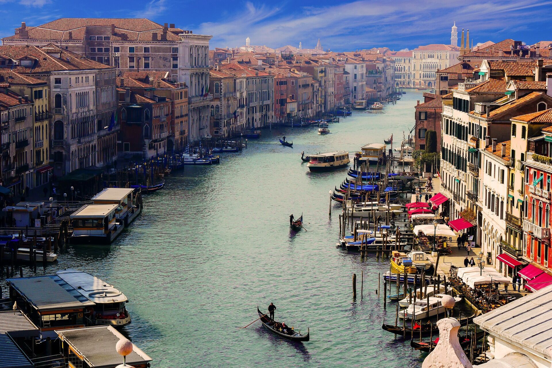 Большой канал - это главная улица Венеции, которая делит город на две части.