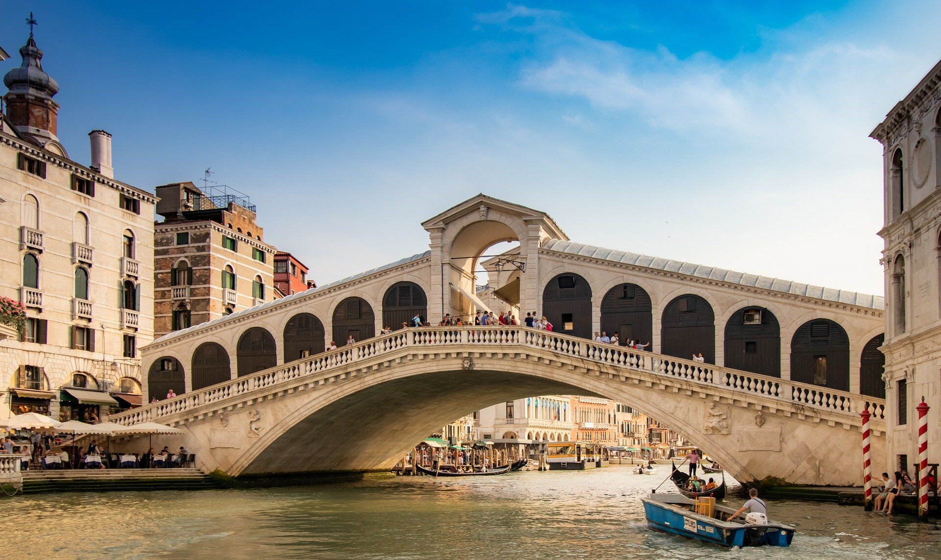 Міст Ріальто – найвідоміший прохід через Великий канал.