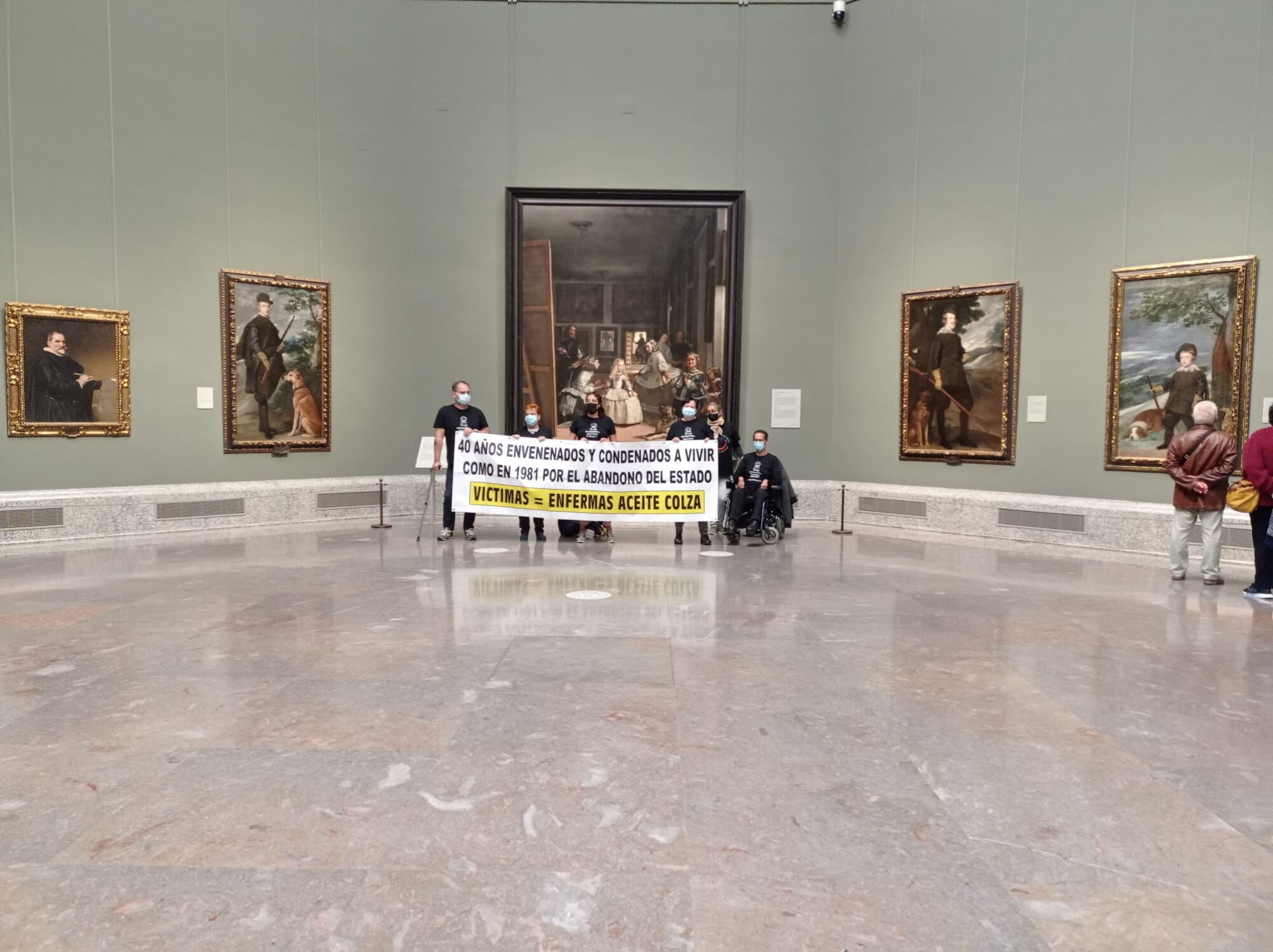 "Жертви ріпакової олії" з банером в музеї
