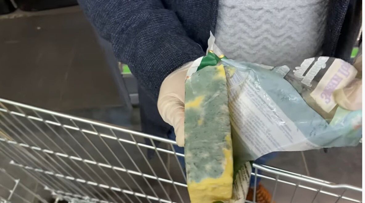 В Новусе продают сыр, покрытый плесенью