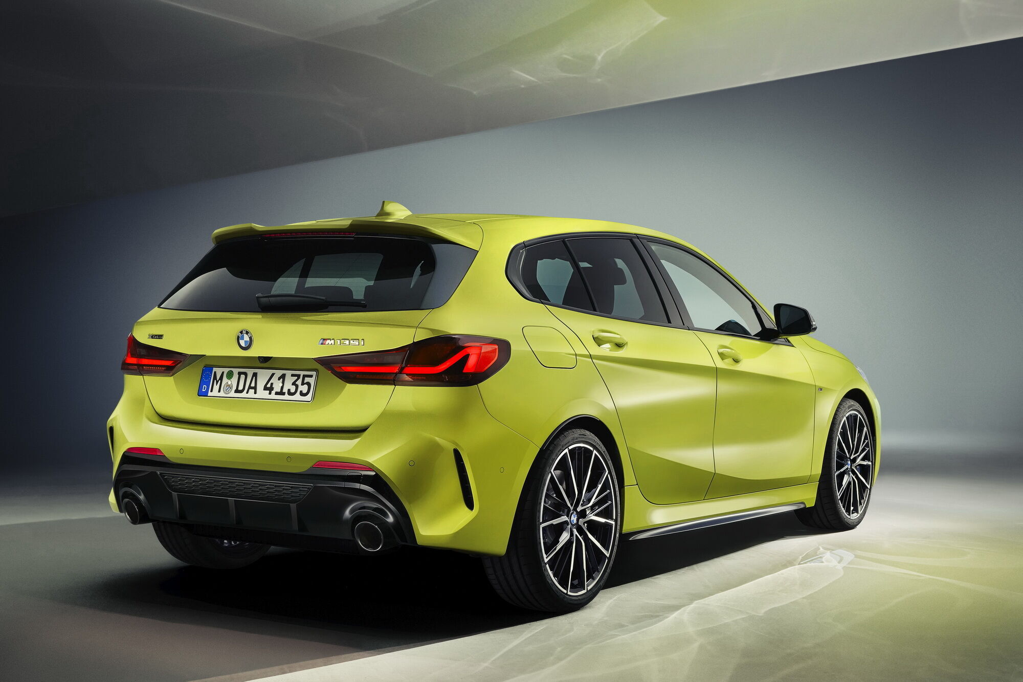 Обновленная модель получила также более широкую палитру опционных цветов от BMW Individual