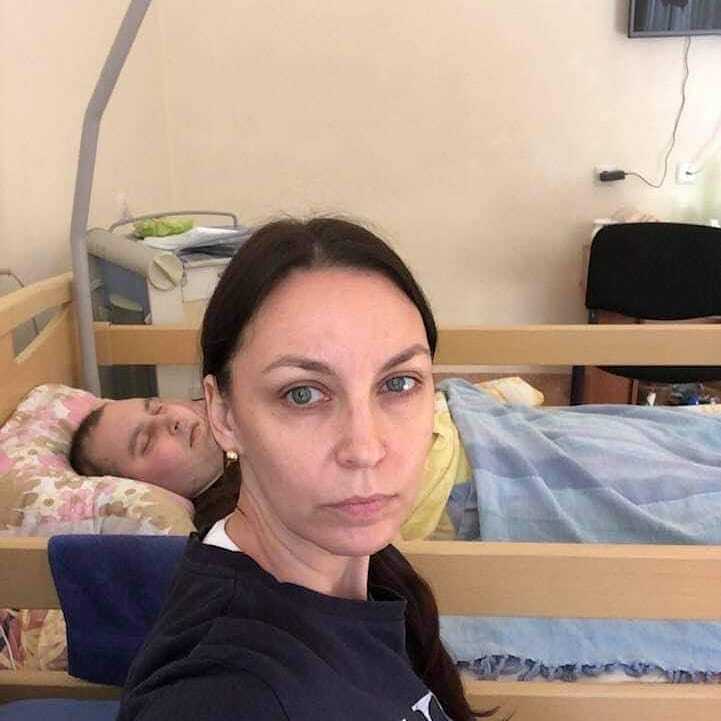 Лариса Созаева возле больного сына