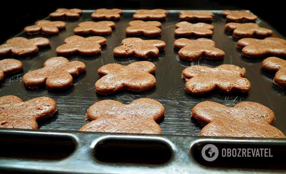 Важливо використовувати патоку та коричневий цукор, аби досягти ідеальної текстури імбирного печива