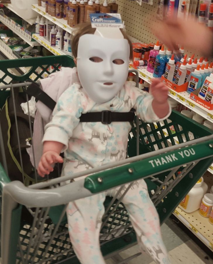 Мужчина развлекался в супермаркете.
