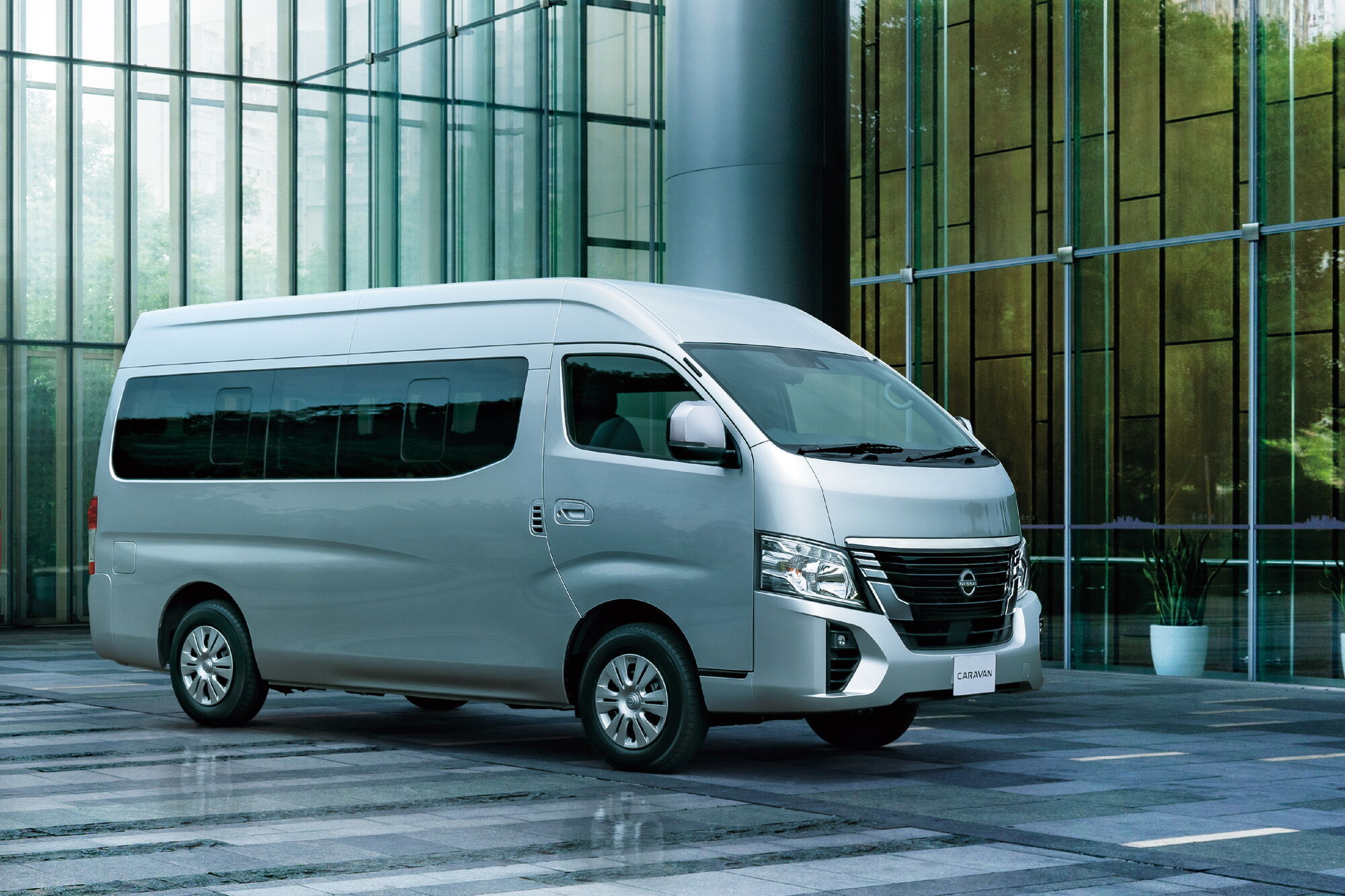 Nissan обновил популярный минивен Caravan - Автомир - Курс Денег