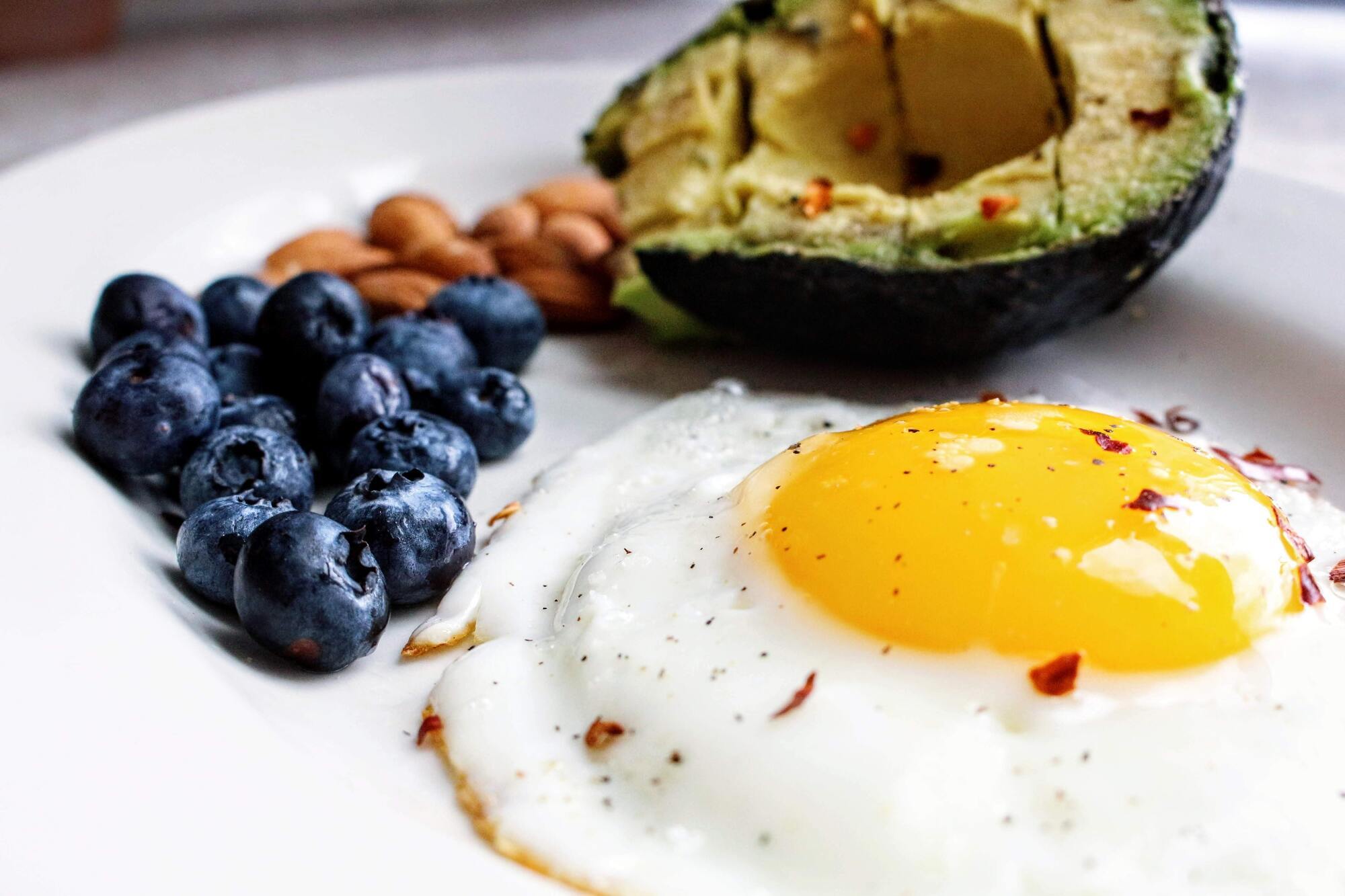 Яйца, авокадо, фрукты и здоровые углеводы должны быть в рационе
