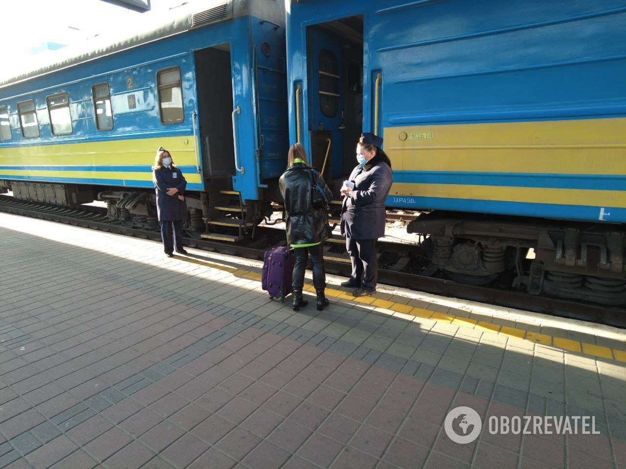 Під час посадки на поїзд у пасажирів просять документи про вакцинацію або тест.