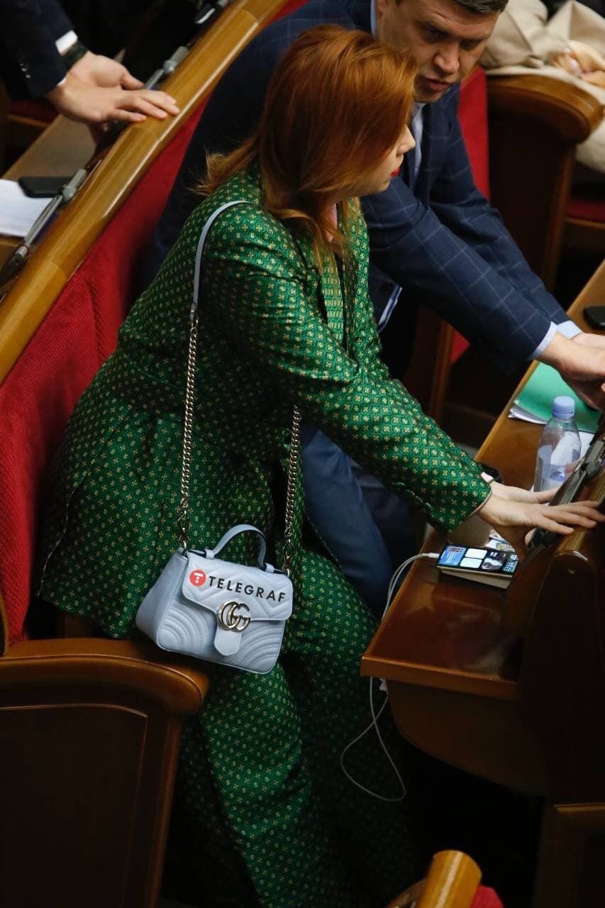 Алена Шкрум с сумкой Gucci в Раде