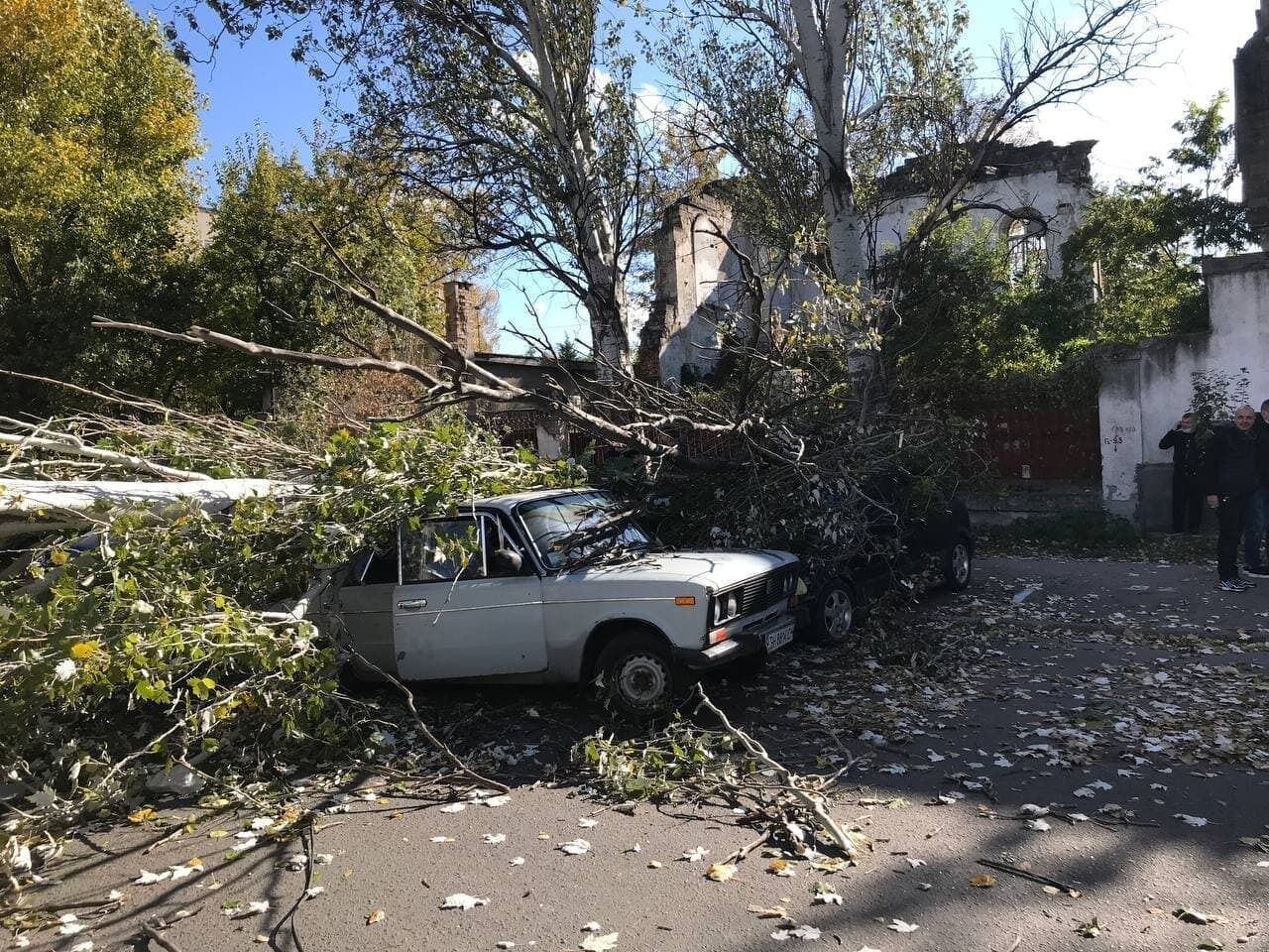 Привалило несколько автомобилей