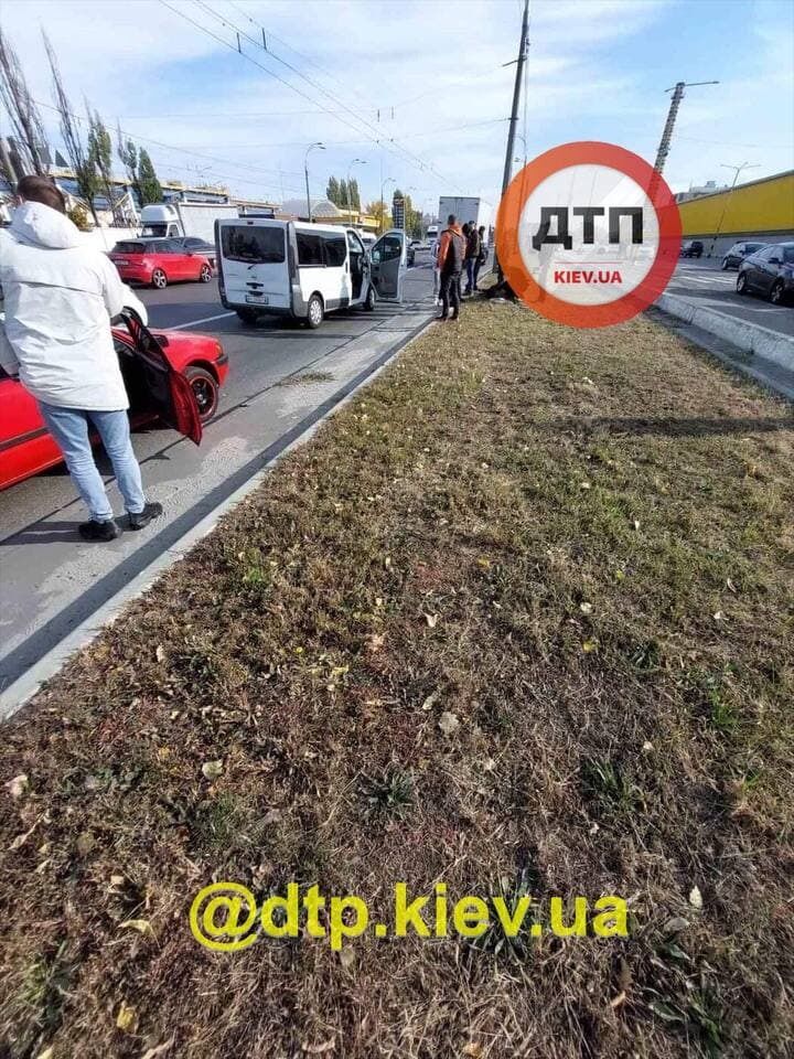 Патрульний оформляв порушення ПДР іншим авто.