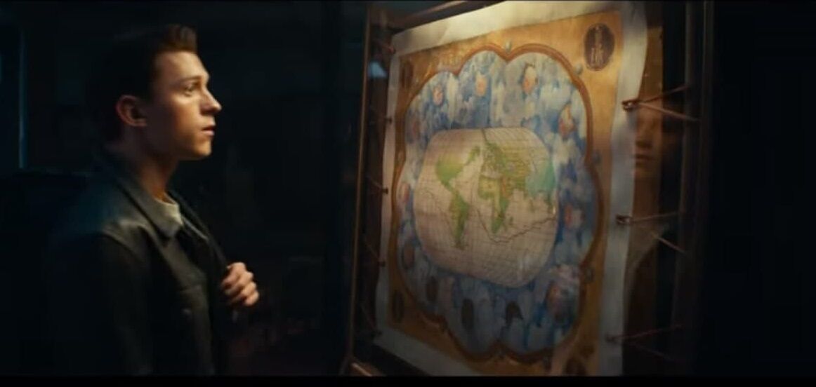 Нейтан Дрейк (Том Холланд) рассматривает карту.